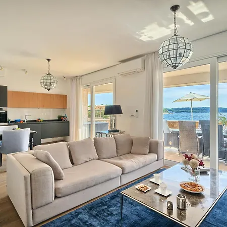 ヴィラ リヴィングストン ビーチ ハウス トロギール