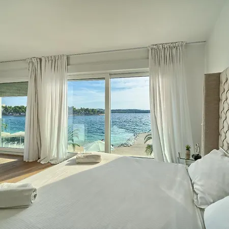 リヴィングストン ビーチ ハウス * トロギール