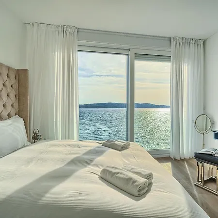 ヴィラ リヴィングストン ビーチ ハウス トロギール