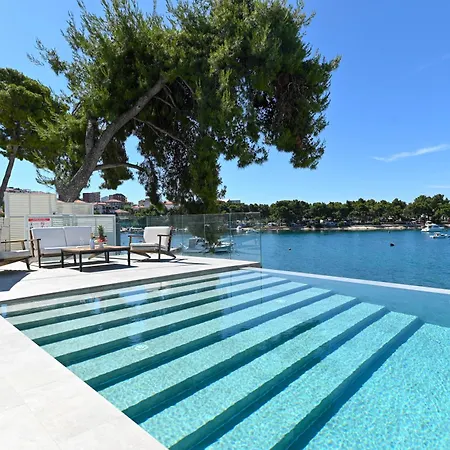 ヴィラ リヴィングストン ビーチ ハウス *