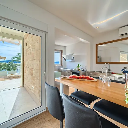 リヴィングストン ビーチ ハウス * トロギール